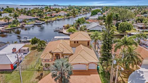 WALK TO BEACH! Luxury Waterfront Home Pool, Spa & Dock- Direct Gulf Access, Kayaks