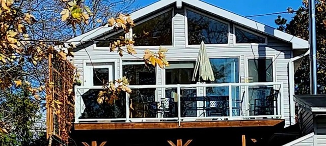 Waterfront Comfy Guesthouse, Prince Edward County in Carrying Place