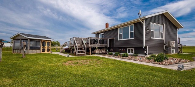 Waterfront Haven- Hot Tub- Kayak Access- 7 minutes from Summerside in Summerside