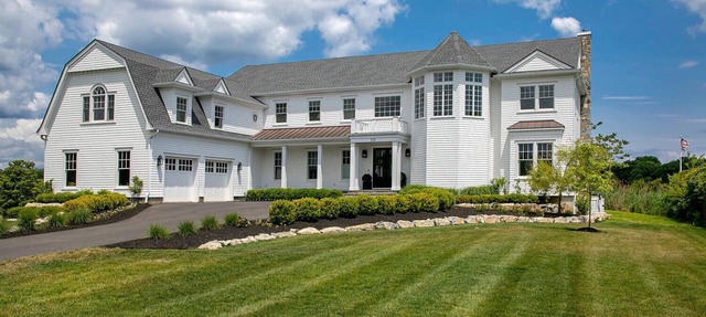 Waterfront, infinity edge pool and 3 miles to the beach!