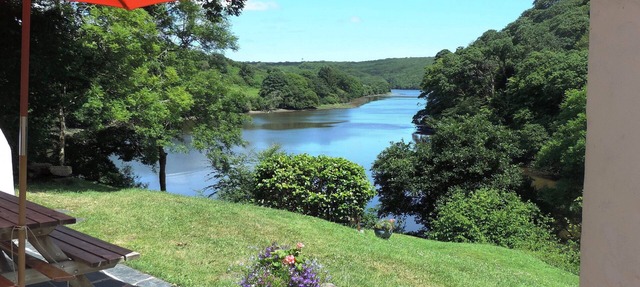 Waterside 16c Cottage Helford River. Private parking, View, Boat. No neighbours!