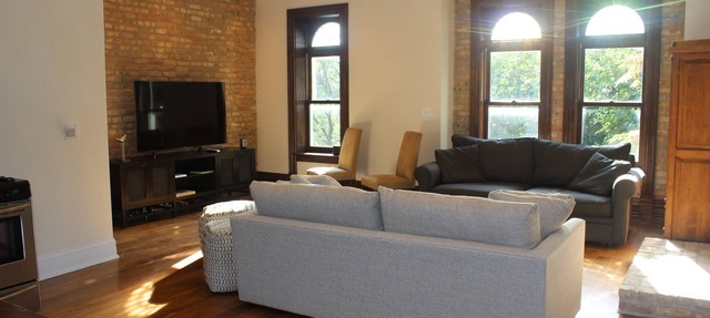 Wicker Park 3 Bedroom. Top floor Historic Greystone. Near Damen El Stop.