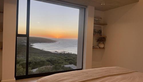 Zebra Views Front-Row Ocean Villa Romansbaai in Gansbaai
