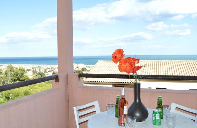 Studio Cabin with Pool, 4 Sleeps, Near Beach and Shops in Fleury-Saint-Pierre-la-Mer
